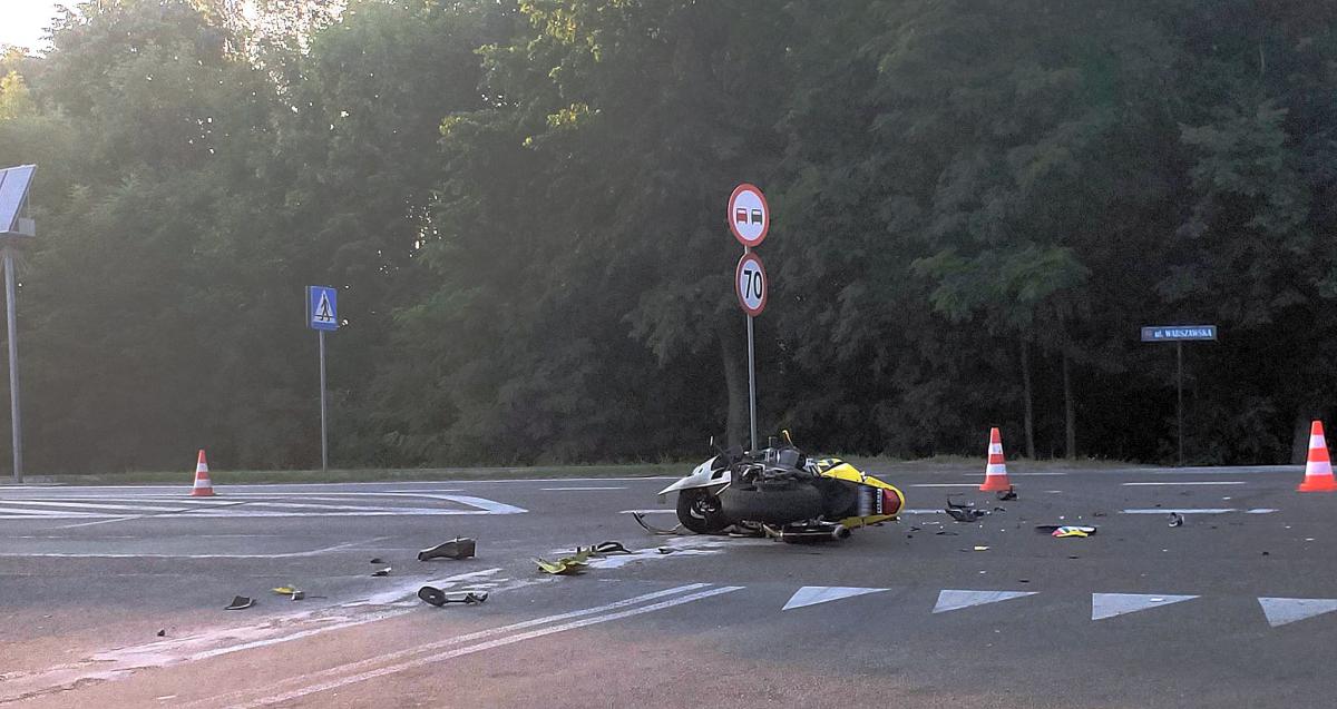 Wypadek na krajowej dwójce. Wjechał motocyklem w mercedesa