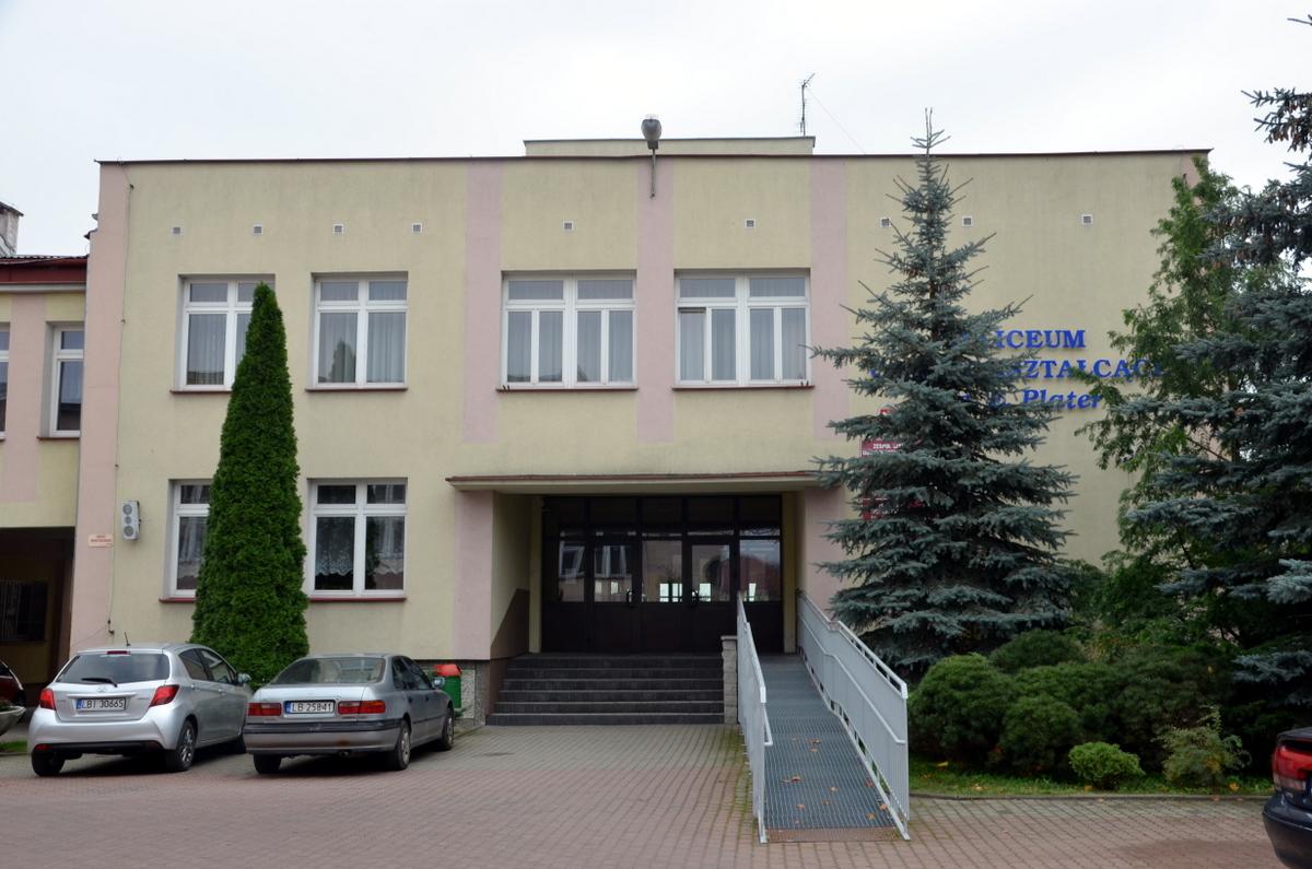 Wystawią centrum badawcze w hali