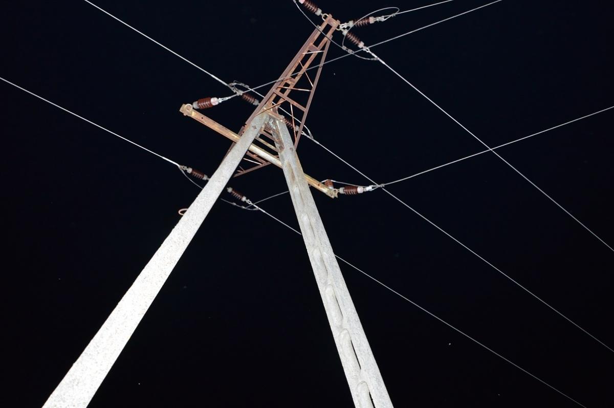 Wszedł na słup energetyczny. Zmarł porażony prądem