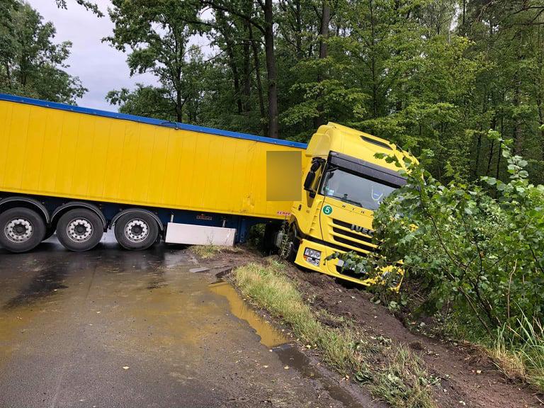 Drogę blokuje ciężarówka