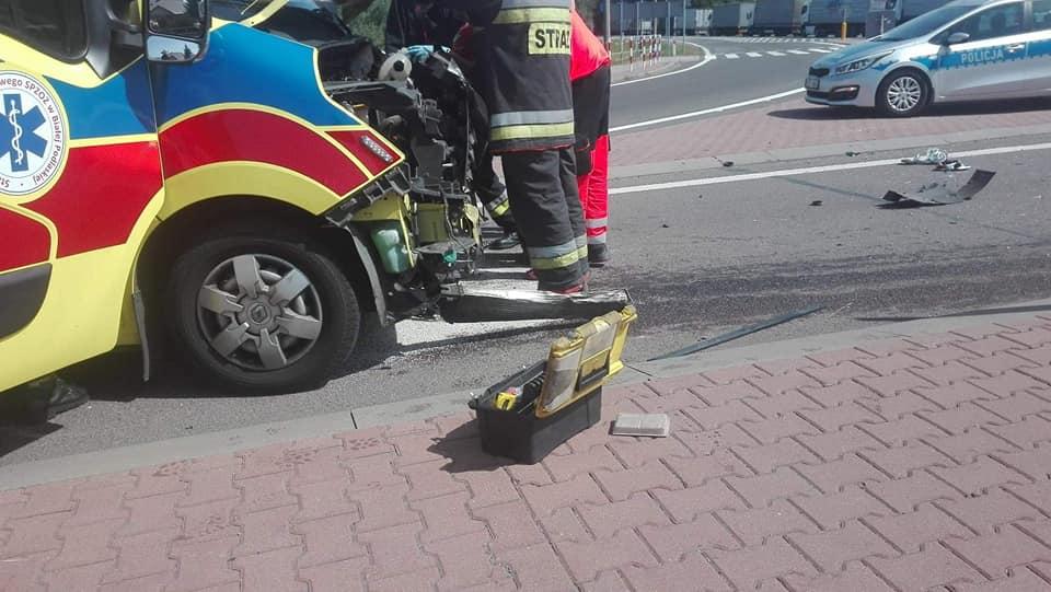 Wjechał w karetkę z pacjentem
