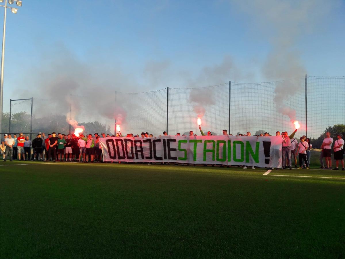 Kibice walczą o stadion. Niszczą sztuczną murawę i wyzywają policję