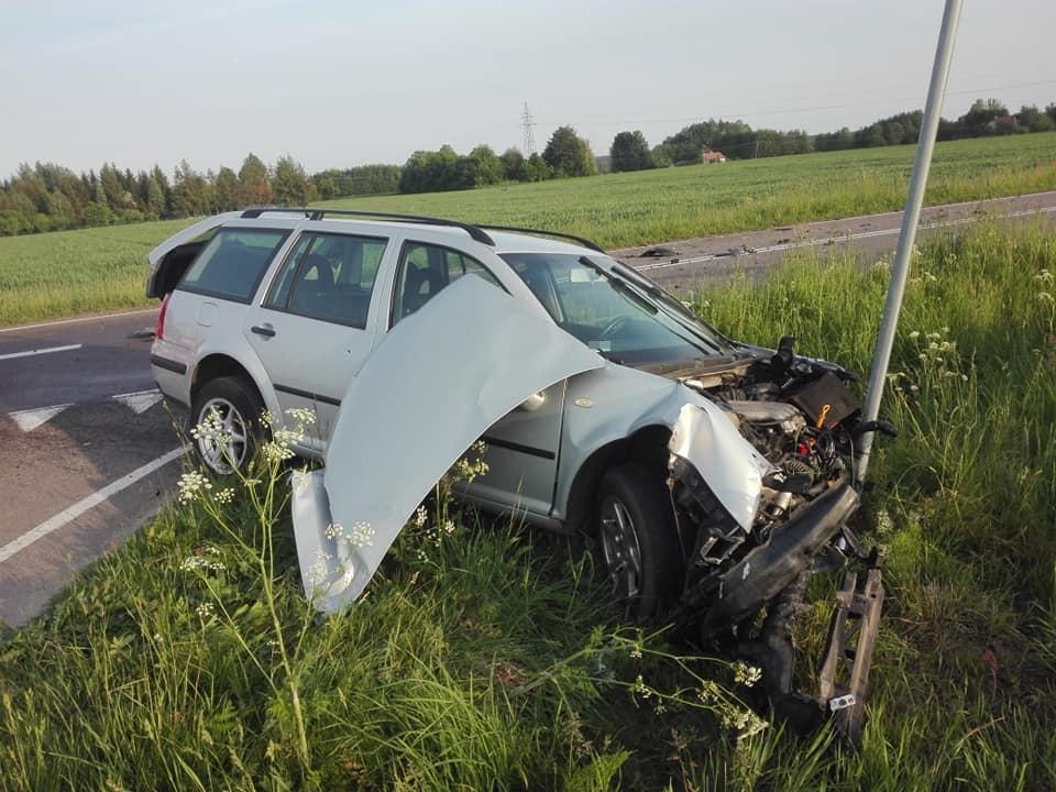 W BMW uderzyły dwa auta. Pasażerka została ranna