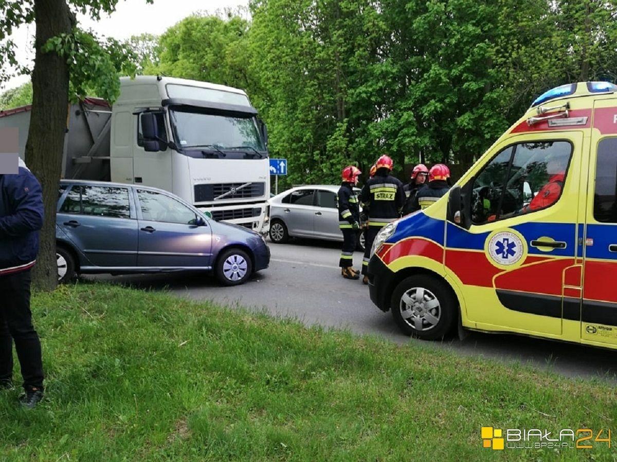 Ciężarówka wjechała w bok Skody