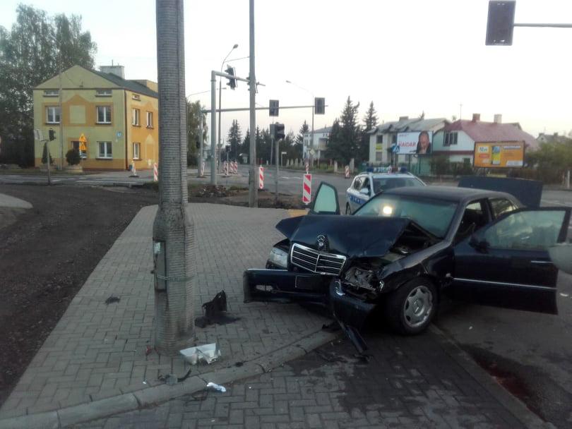 Doszło do zderzenia na skrzyżowaniu. W autach było siedem osób