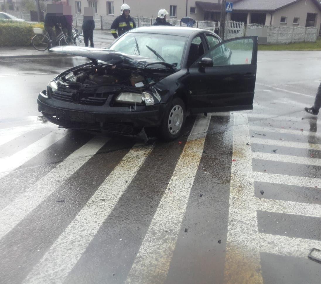 Osobówka zderzyła się z busem pasażerskim