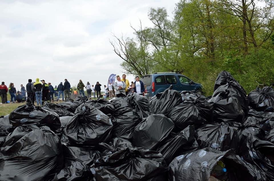 Aż 45 ton śmieci zniknęło znad rzek