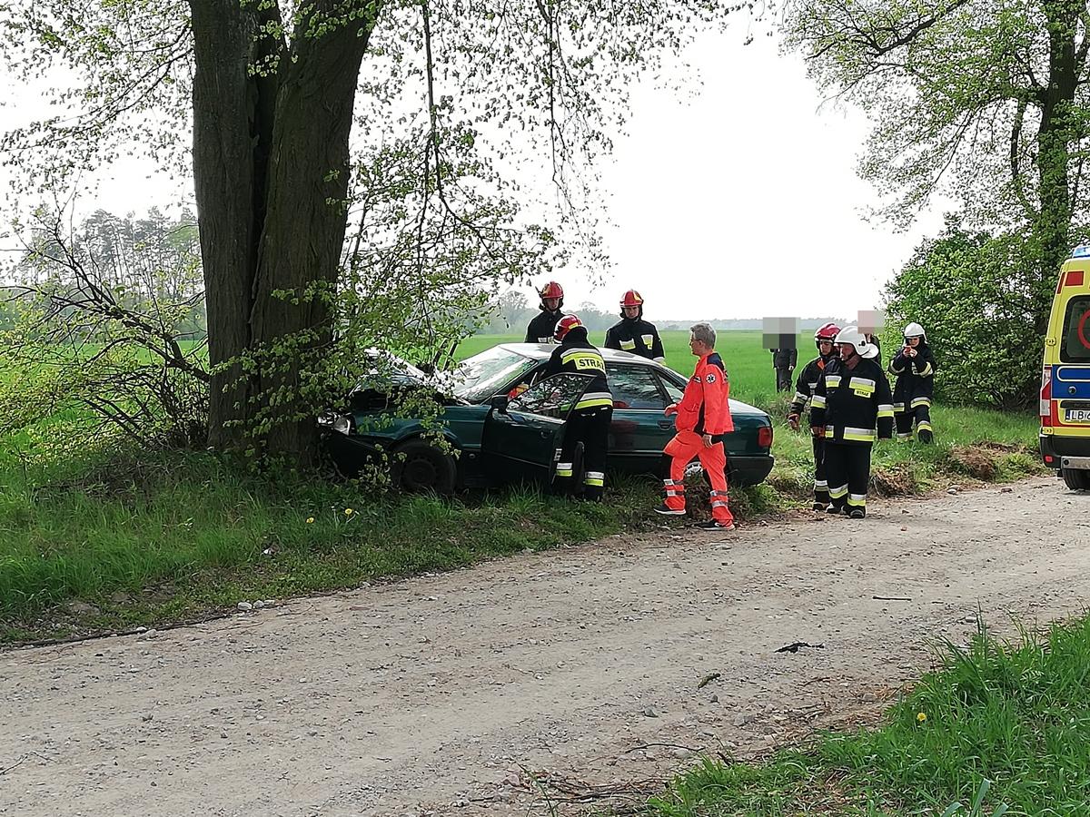 Audi zatrzymało się na drzewie