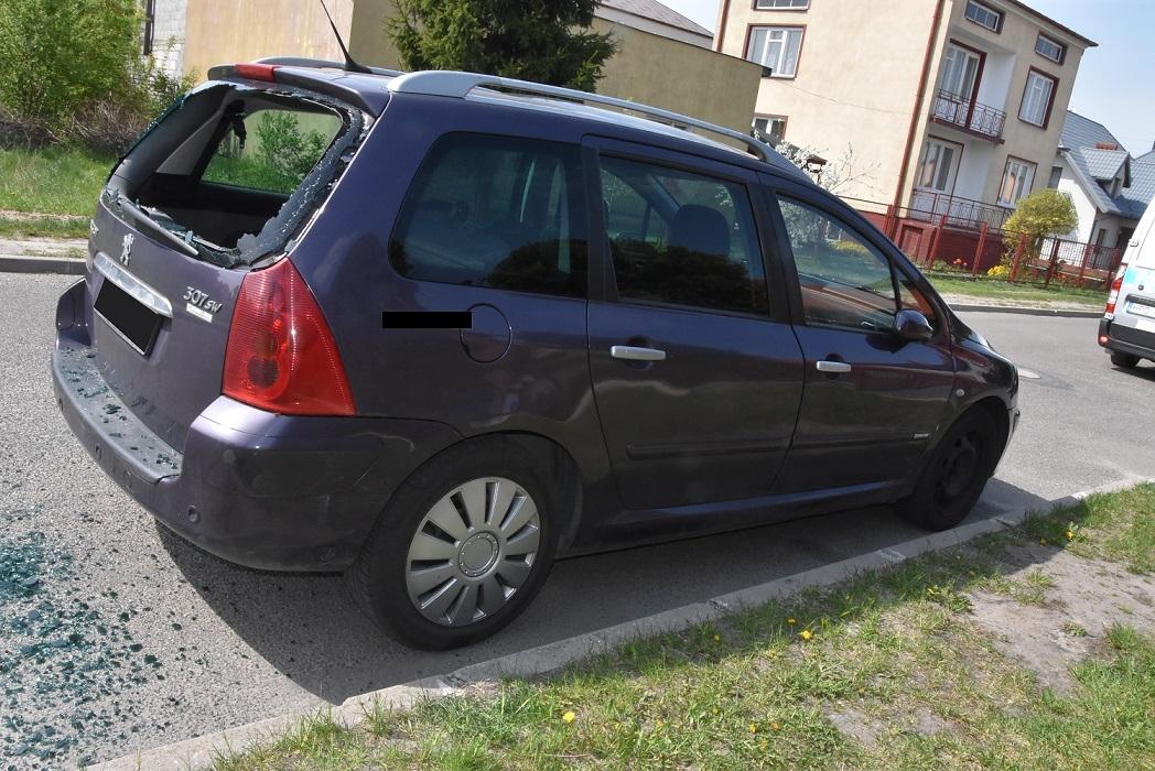 Nastolatek wjechał w zaparkowane auto