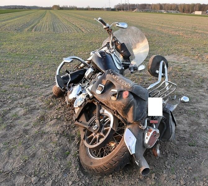 Nie zapanował nad motocyklem i zjechał w pole