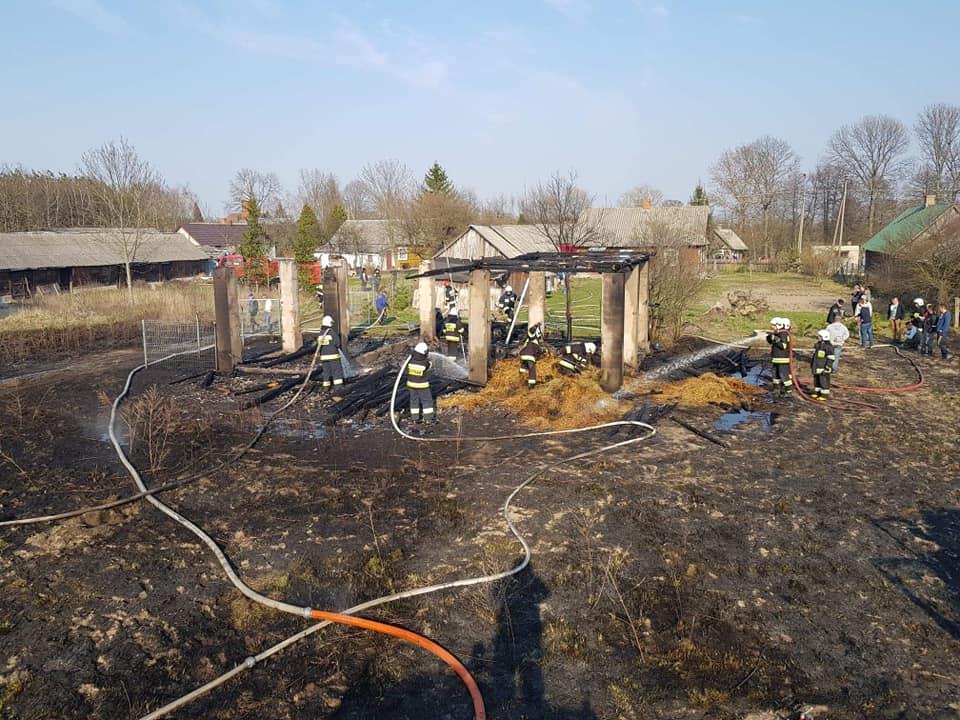 Dziesięć zastępów straży gasiło pożar