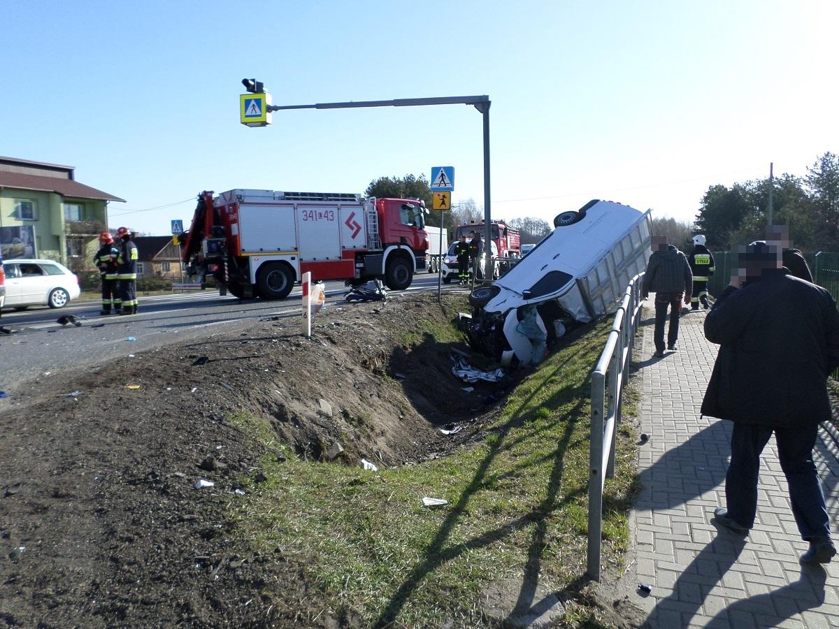 KONTAKT BP24: Dostawczak w rowie, ciężarówka z rozbitym przodem
