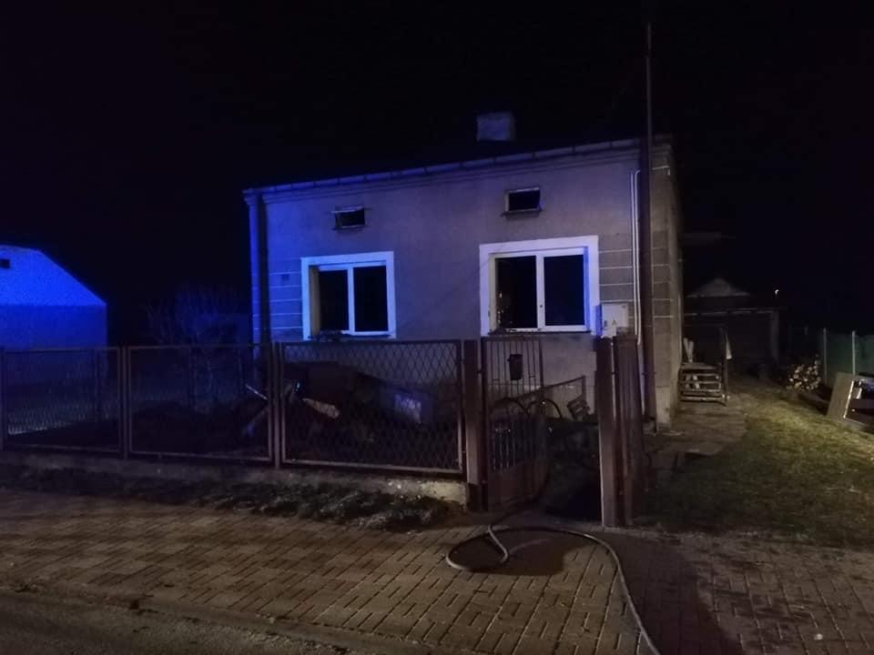 Dom zajął się ogniem. Do pożaru doszło w nocy