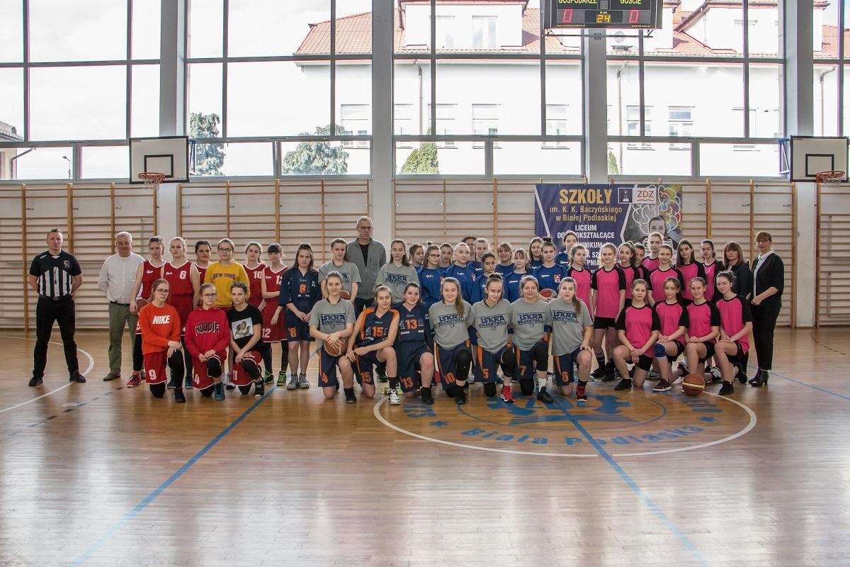 Uczennice z Konstantynowa triumfują w koszykówce