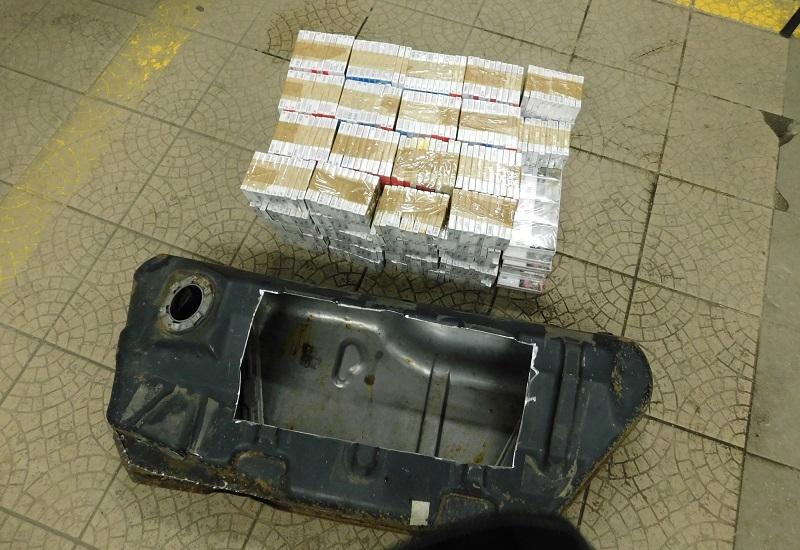 Kolejny nieudany przemyt. Tym razem towar ukryto w zbiorniku paliwa
