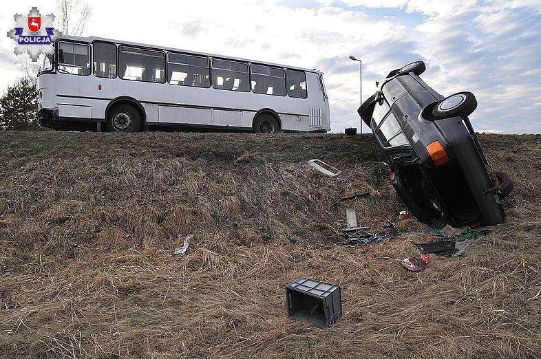 Osobówka dachowała po zderzeniu z autobusem