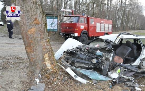 Wjechał w drzewo. Pomimo akcji ratunkowej, mężczyzna zmarł
