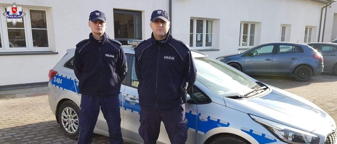 Mundurowi uratowali 21-latka. Wynieśli go z mieszkania, w którym szalał pożar