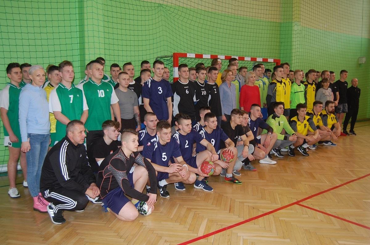 Młodzi szczypiorniści spotkali się w finale. Janów najwyżej na podium