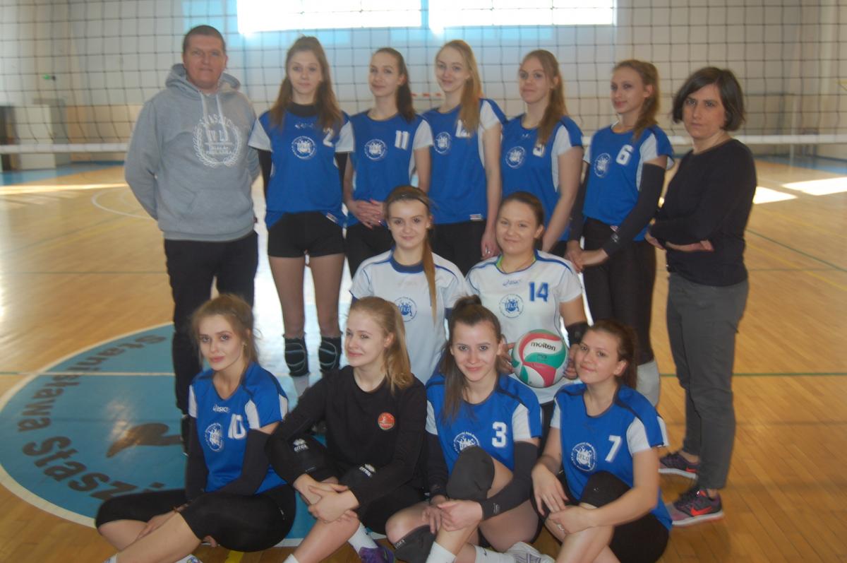 Siatkarki ze “Staszica” powalczą o finał rejonu