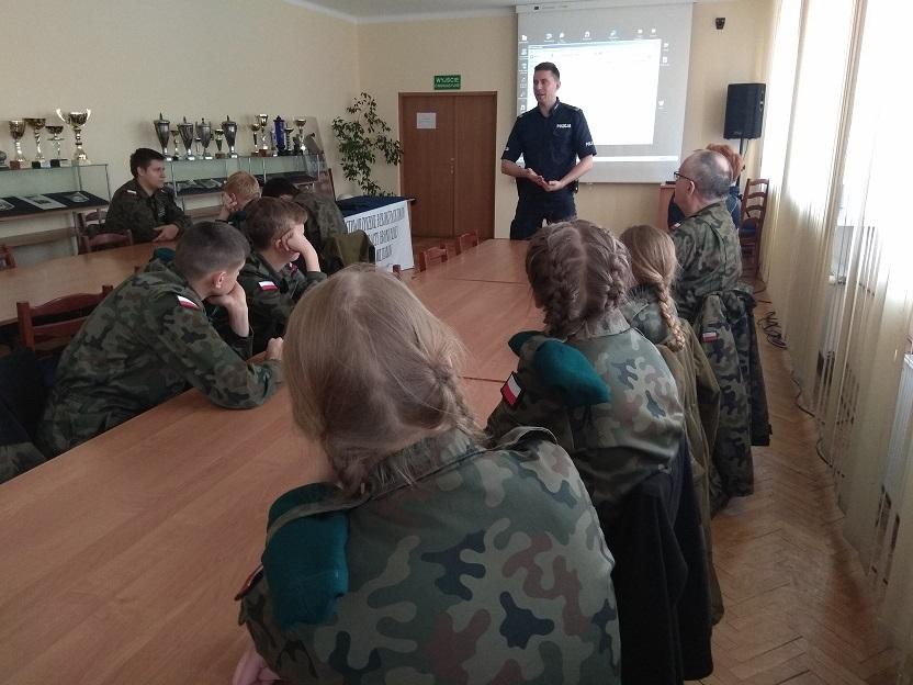 Młodzież przyjrzała się pracy policji