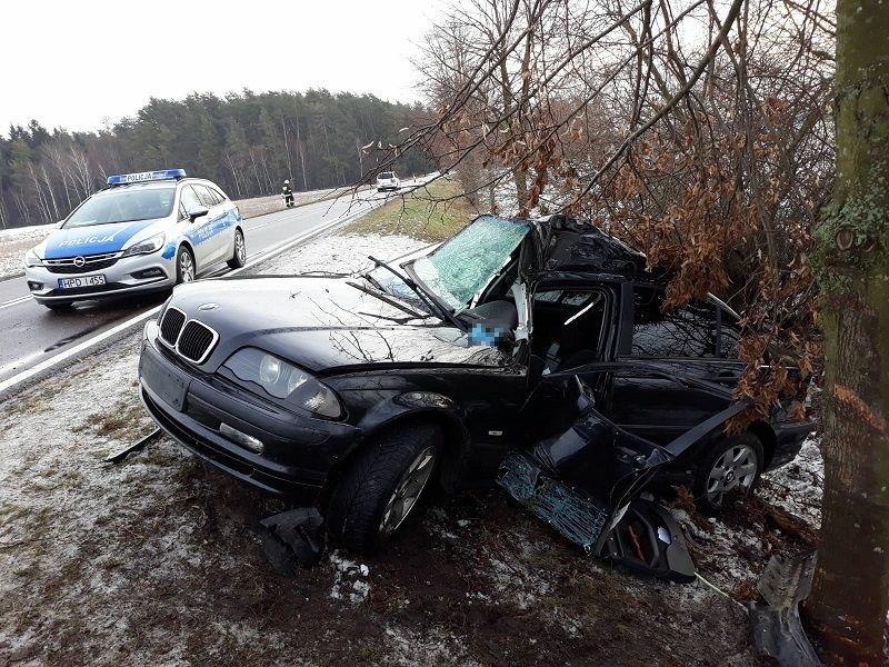 Kobieta była uwięziona w aucie. Pomogli jej strażacy
