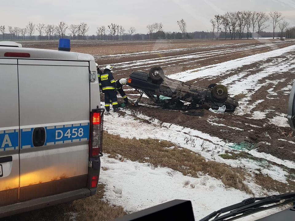 Chciał uniknąć zderzenia z dzikim zwierzęciem. Wylądował w polu