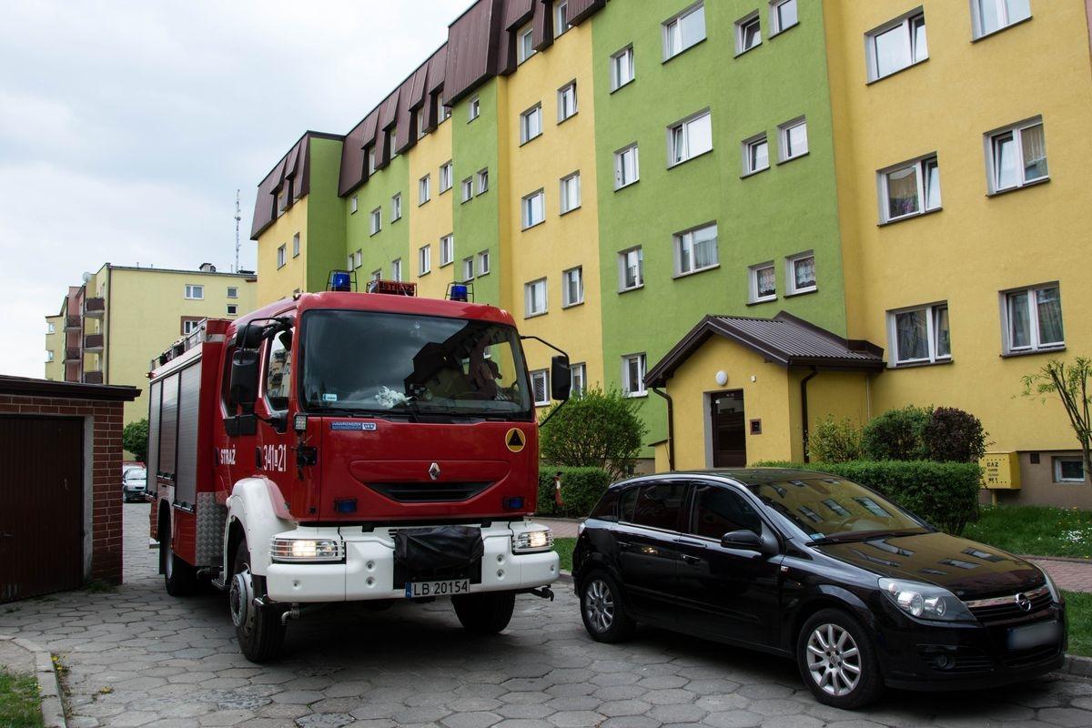 Niedopałek papierosa wywołał pożar. Ewakuowano dwie osoby