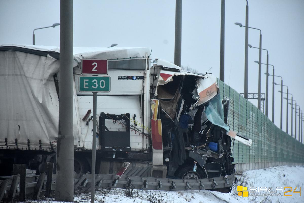 Groźne zdarzenie na "dwójce". Ciężarówka uderzyła w bariery
