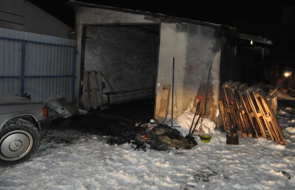 Policjanci gasili pożar śniegiem. Straż też wkroczyła do akcji