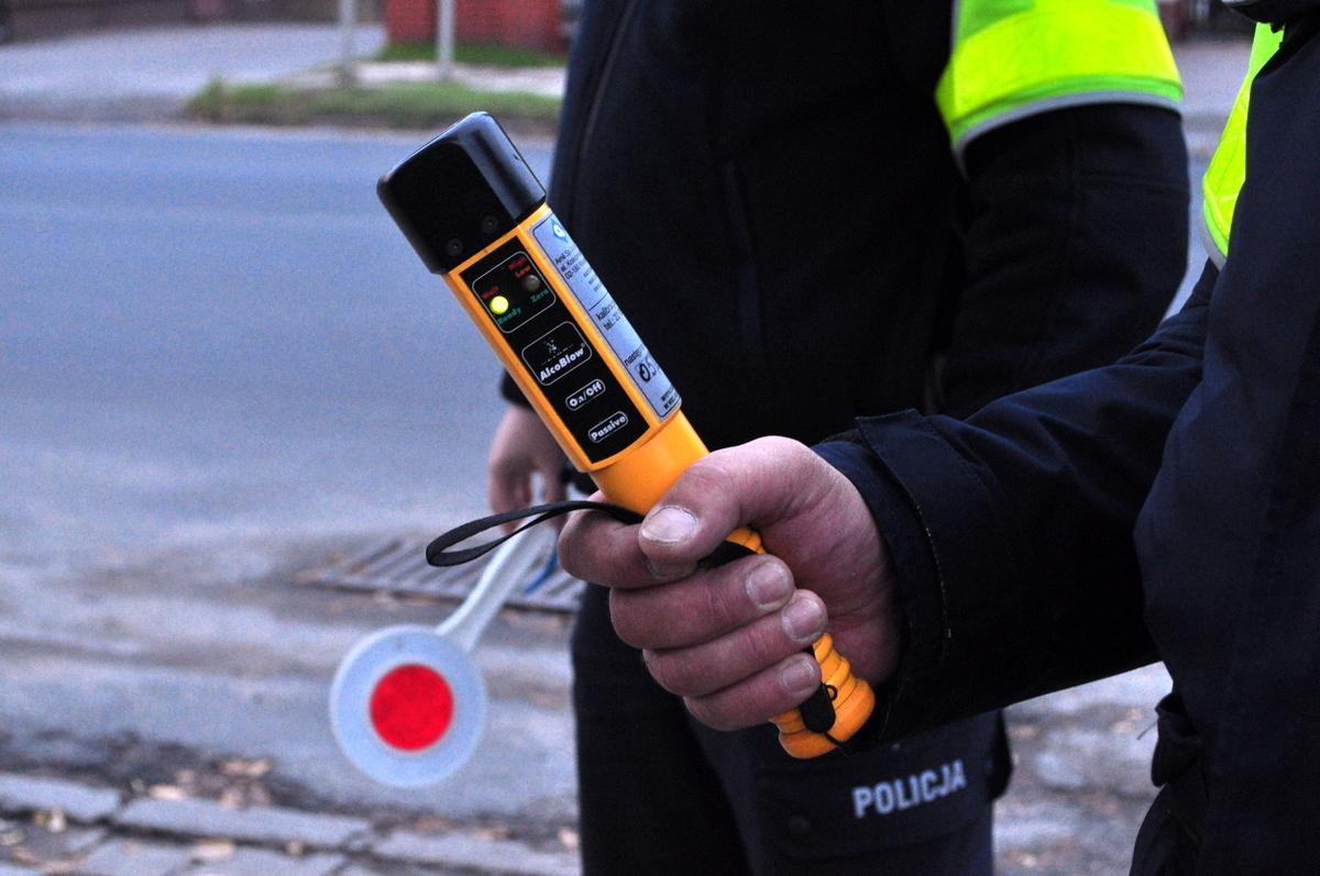 Jechali będąc pod wpływem. Wpadli w ręce mundurowych
