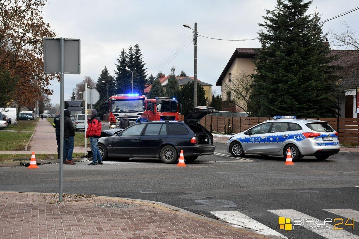 Pasażer utknął w pojeździe. Jedna osoba została ranna