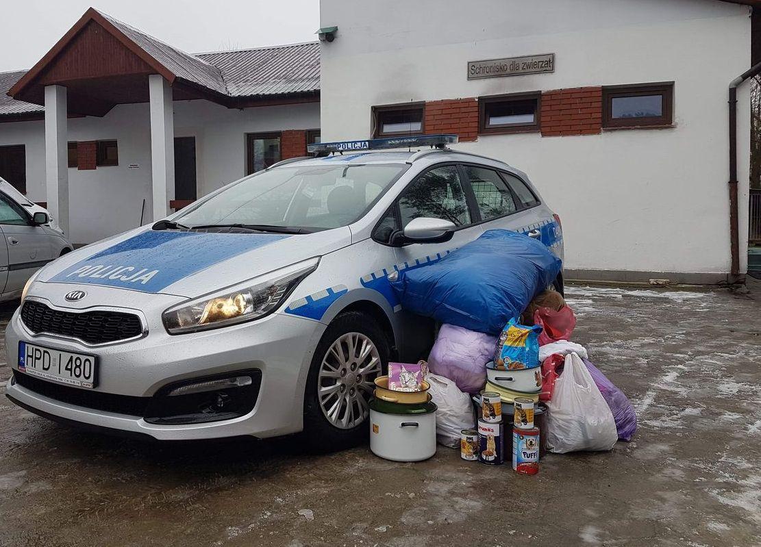 Policjanci pomogli bezdomnym. Zebrali dary dla czworonogów