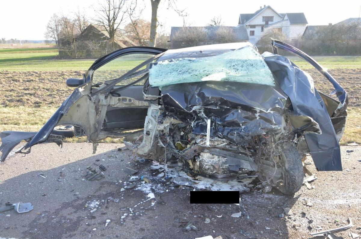 Czołówka na krajowej dwójce. Kierowca fiata nie żyje