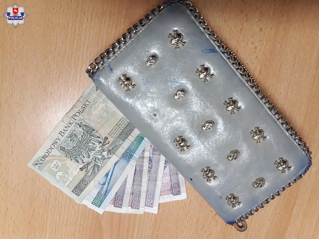 Wzorowa postawa 42-latki. Znaleziony portfel oddała policji