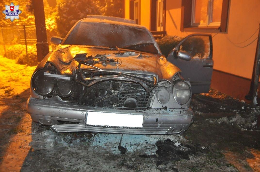 Uderzył w budynek. Później auto zaczęło się palić
