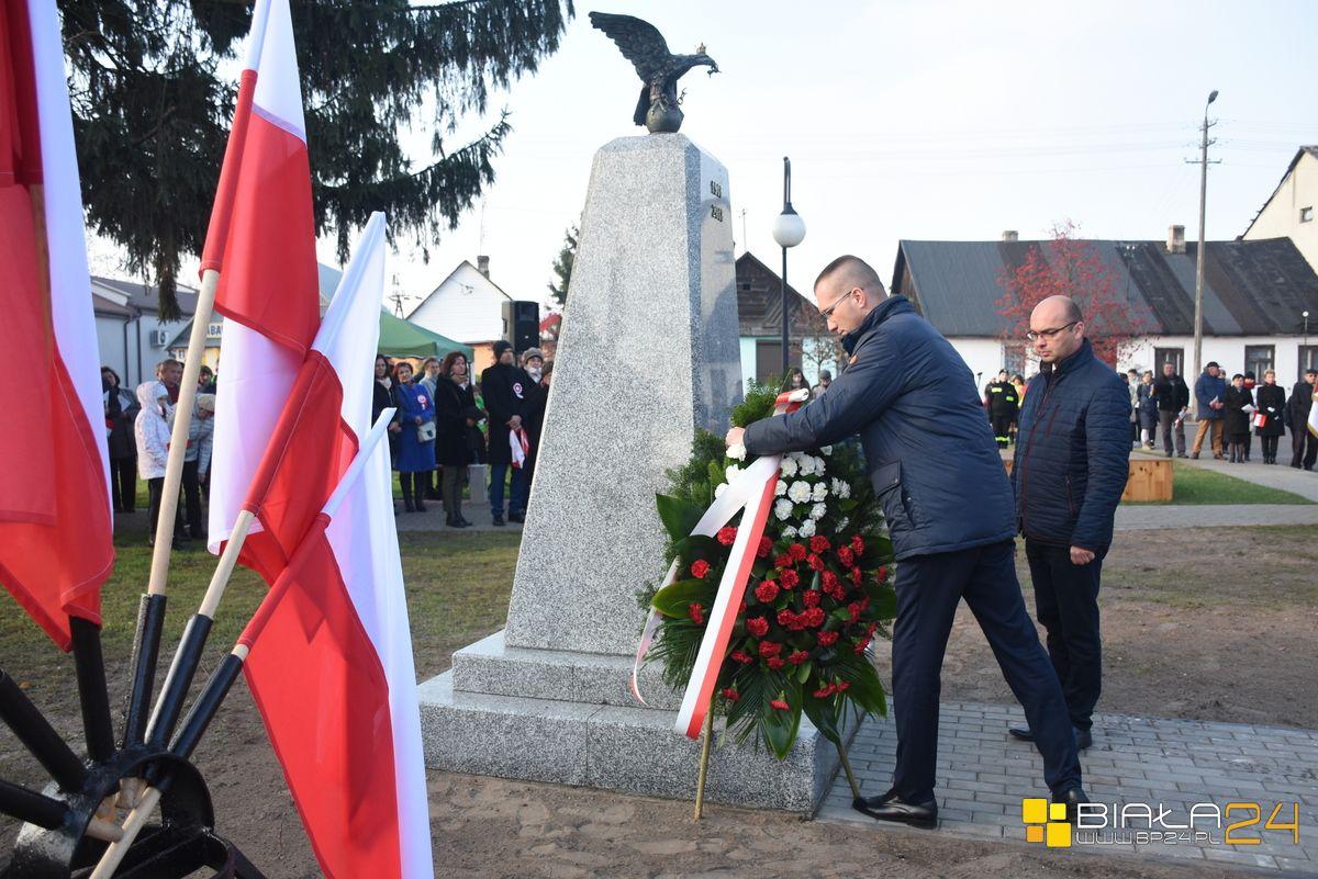 Na skwerku znów jest pomnik. Tym razem dla Niepodległej