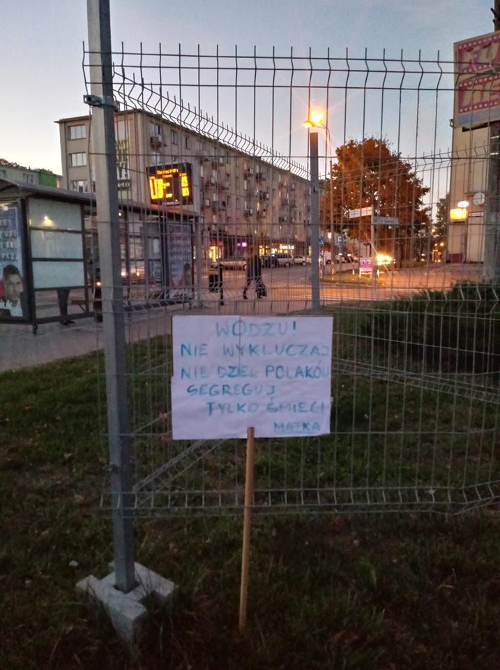 Tabliczki z przekazem do rządzących pojawiły się w mieście