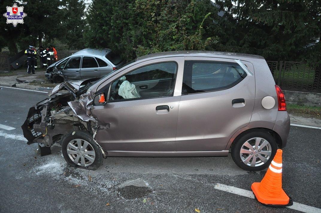 Uderzył w zaparkowany samochód. Trafił do szpitala