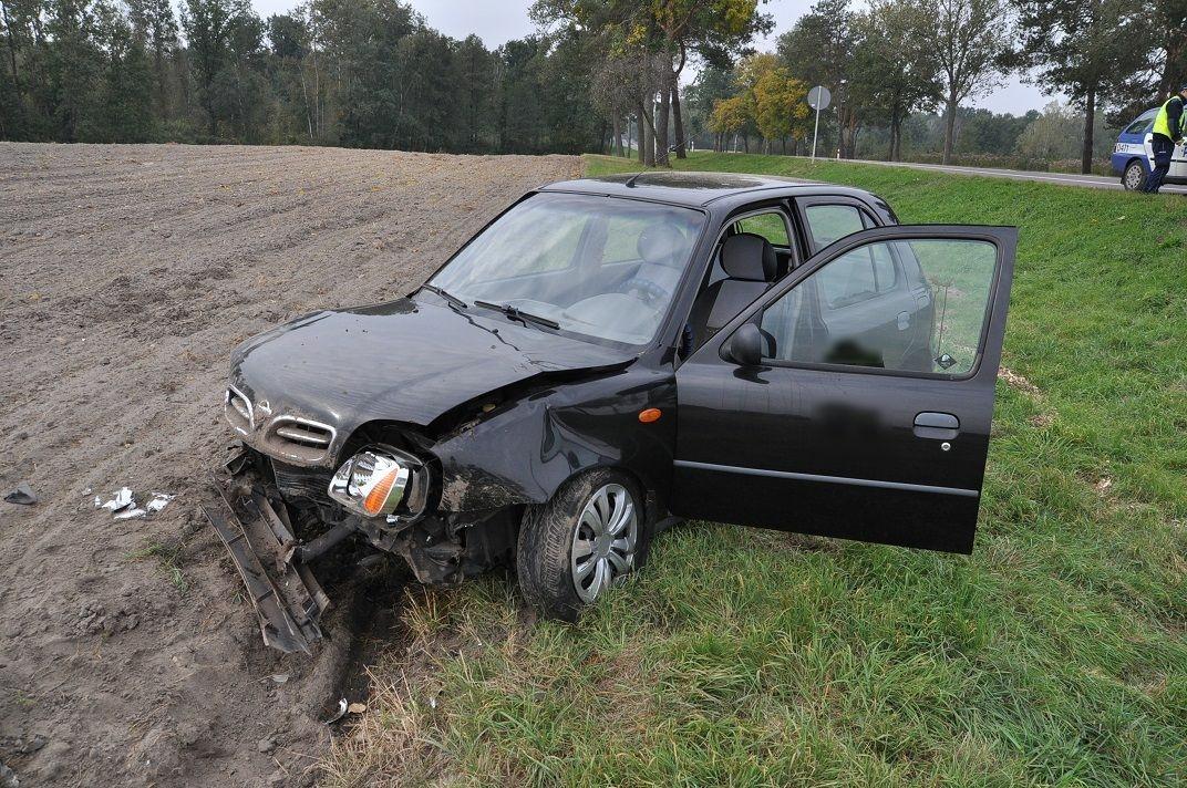 Omijał skręcające auto. Wjechał do rowu i dachował