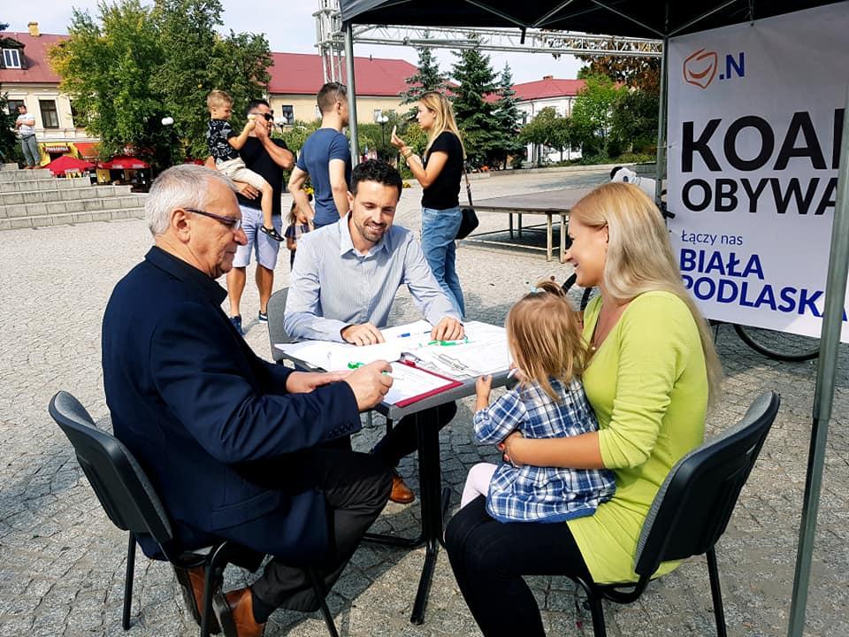 Koalicja spacerowała po skwerku