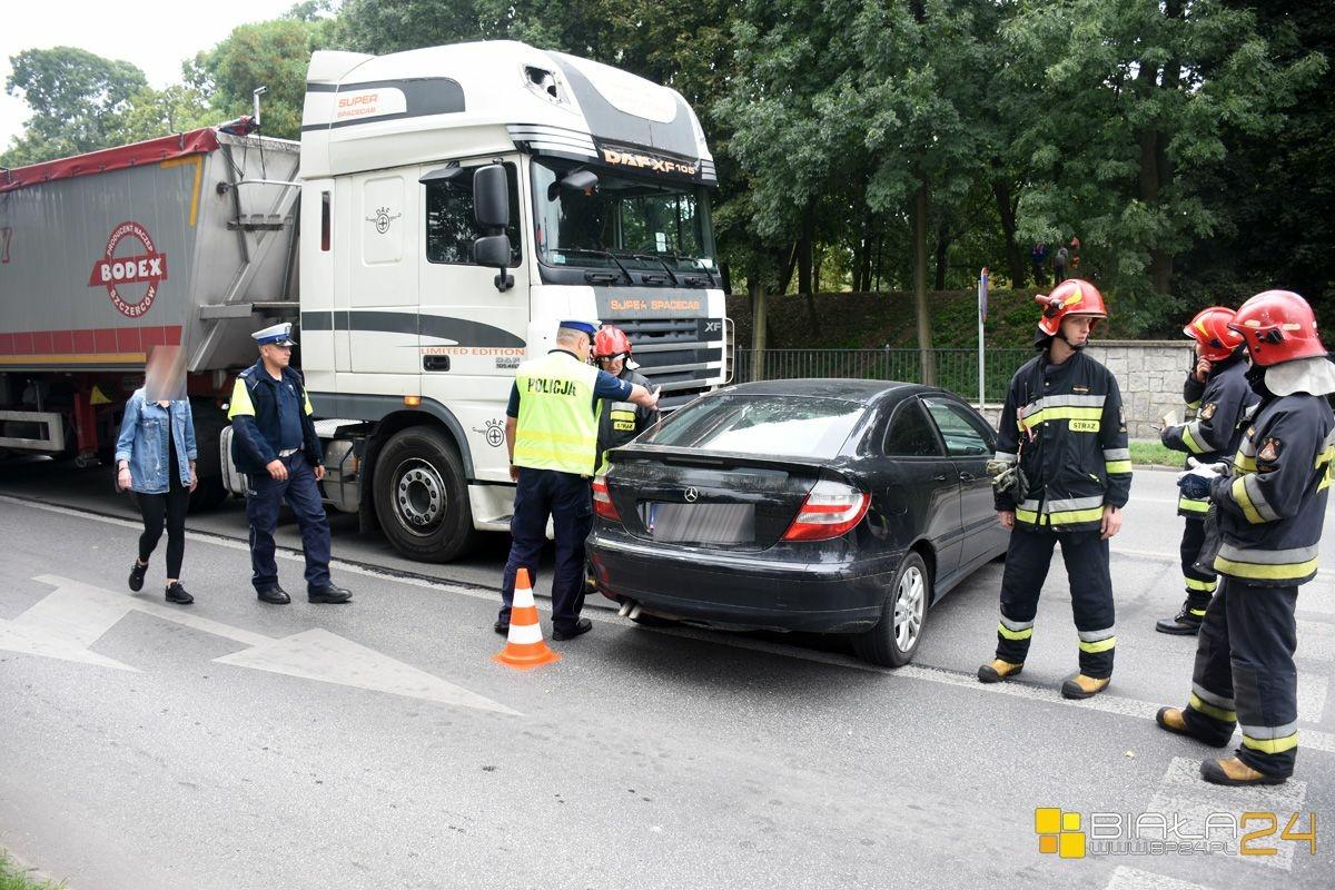 Ciężarówka pchała Mercedesa