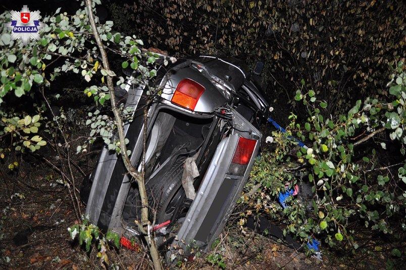 Stracił panowanie i dachował. „Wylądował” w szpitalu