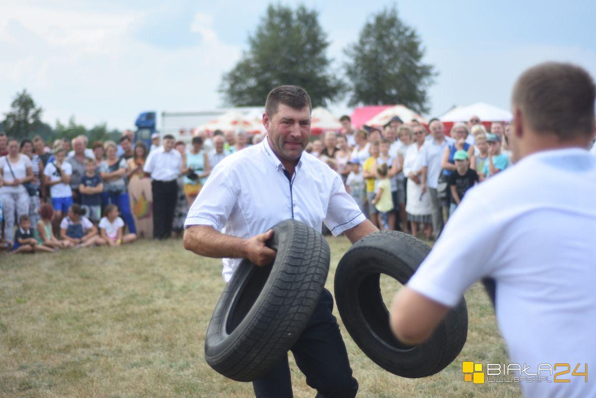 Bieg z łopatą i wyścig z oponami podczas gminnej imprezy