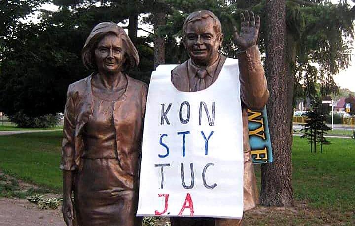Jest decyzja sądu. Podejrzany o znieważenie pomnika zatrzymany bezzasadnie