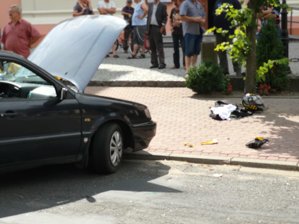 Zatrzymał motocykl przed kościołem. Jedna osoba poszkodowana