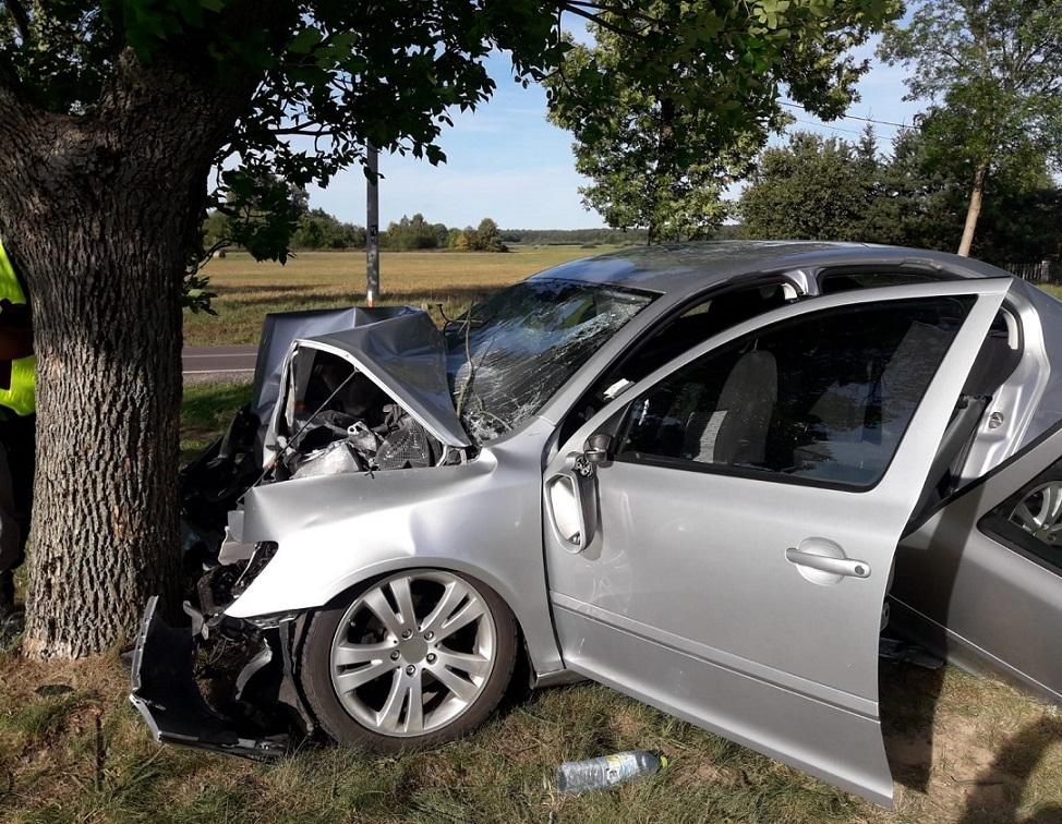 Samochód uderzył w drzewo. Nie żyje pasażer