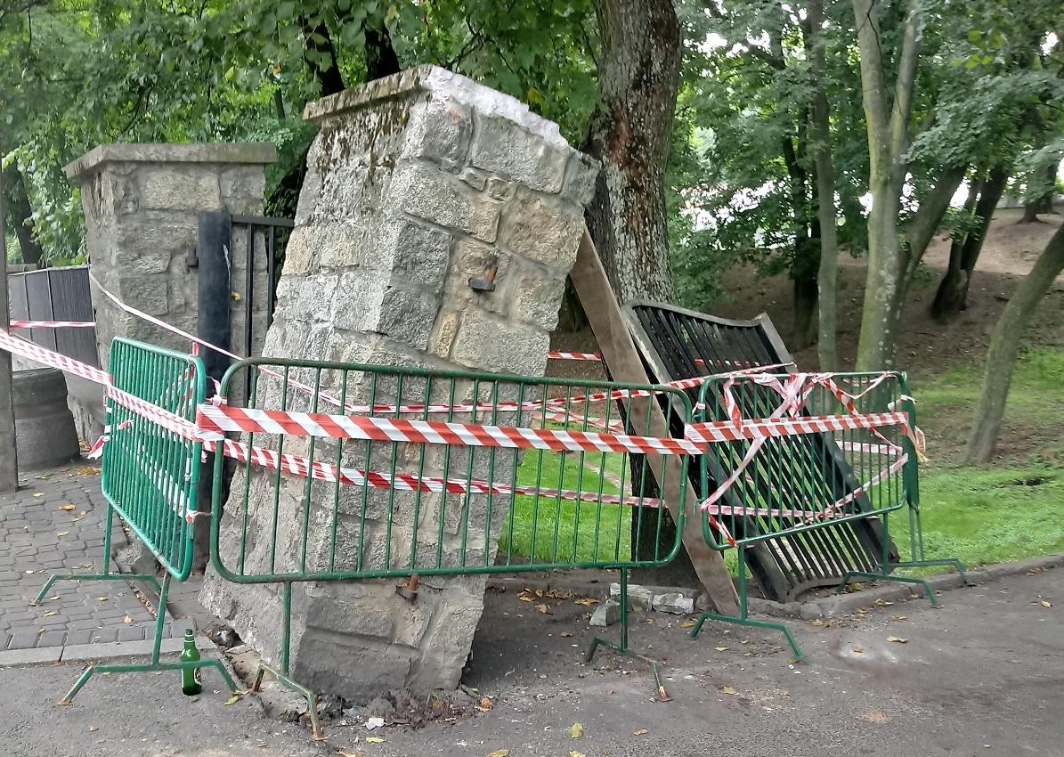 KONTAKT BP24: Niebezpiecznie pochylony słupek przy bramie do parku