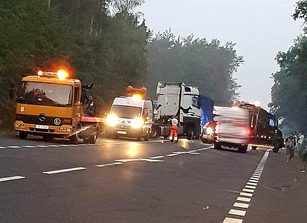 Wycinali go ze zmiażdzonego auta. Zmarł na drodze