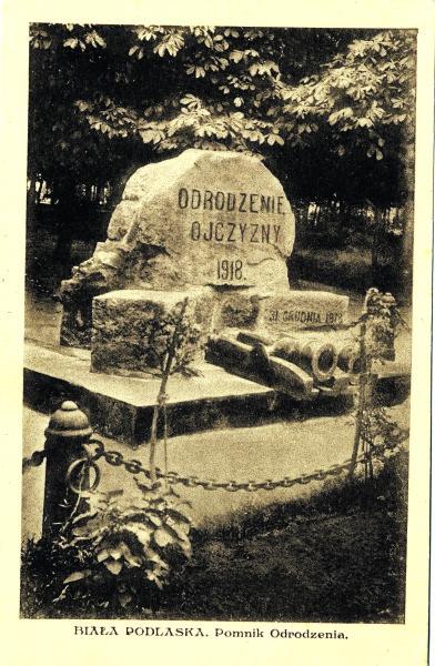 Zieleń, ławeczki i nowy dom starego zabytku